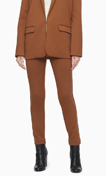 Calça social feminina Calvin Klein com cintura plissada e ajuste slim, marrom, tamanho 6