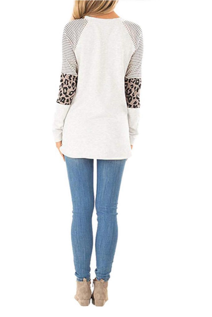 Blusa feminina Frankie &amp; Pop com decote redondo, manga comprida, listras, raglan, estampa de leopardo, tamanho pequeno, branca